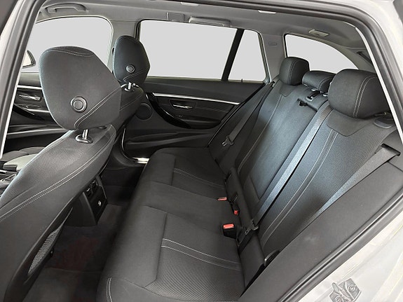 BMW 330i 9 of 15