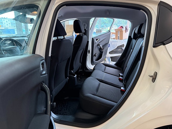 Peugeot 208 21 of 24