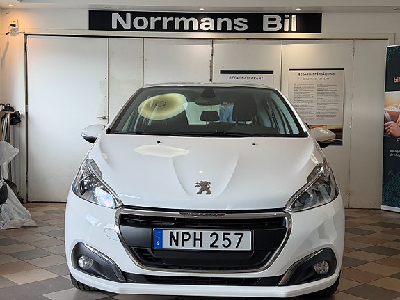 Peugeot 208 2 of 5
