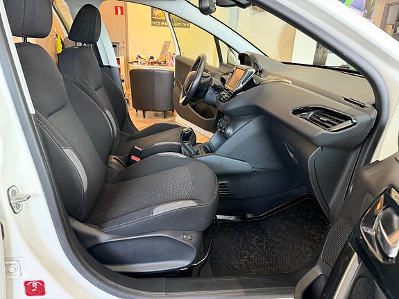Peugeot 208 15 of 24