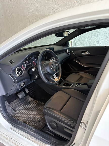 Mercedes-Benz A200 d 3 of 5