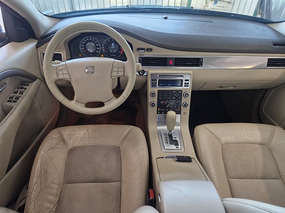 Volvo V70 7 of 16