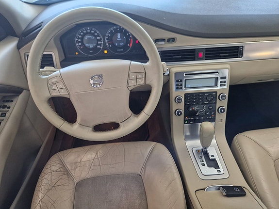 Volvo V70 8 of 16