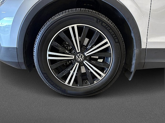 Volkswagen Tiguan 8 of 15