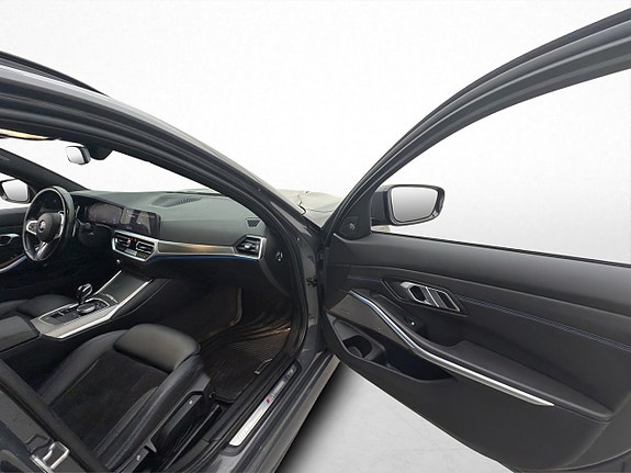 BMW 330e 29 of 30