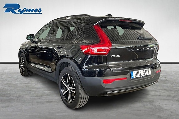 Volvo XC40 2 of 5