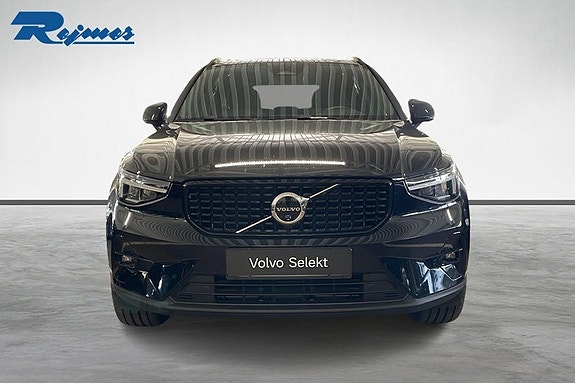 Volvo XC40 3 of 5