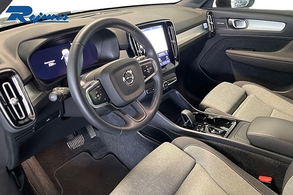 Volvo XC40 4 of 5