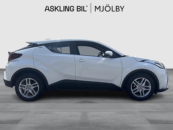 Toyota C-HR 3 of 5