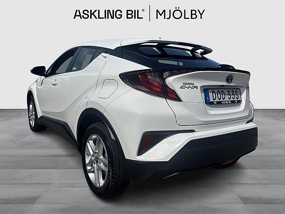 Toyota C-HR 2 of 5