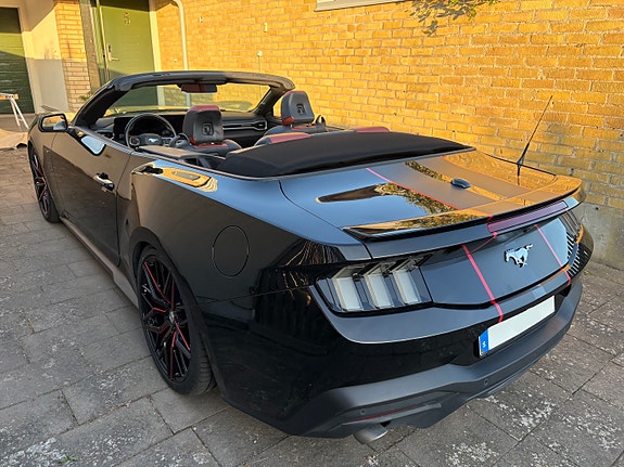 Ford Mustang 4 of 5