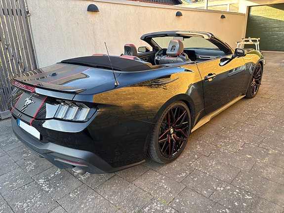 Ford Mustang 3 of 5