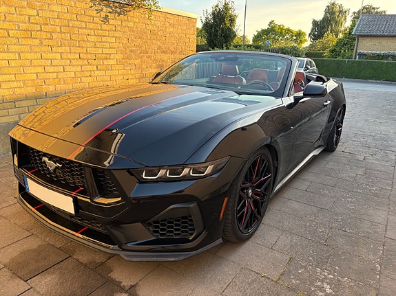 Ford Mustang 2 of 5