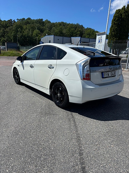 Toyota Prius Plug-in Hybrid 3 of 5