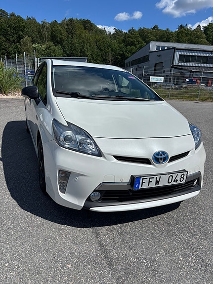 Toyota Prius Plug-in Hybrid 2 of 5