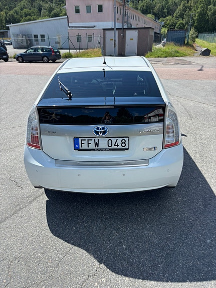 Toyota Prius Plug-in Hybrid 4 of 5