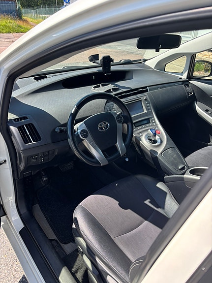 Toyota Prius Plug-in Hybrid 6 of 7