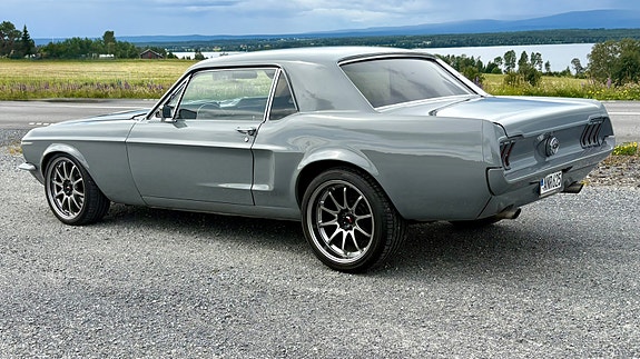 Ford Mustang 2 of 5