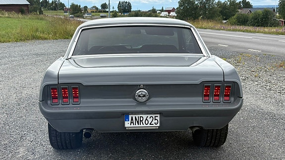 Ford Mustang 3 of 5
