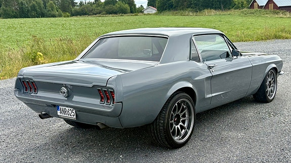 Ford Mustang 4 of 5