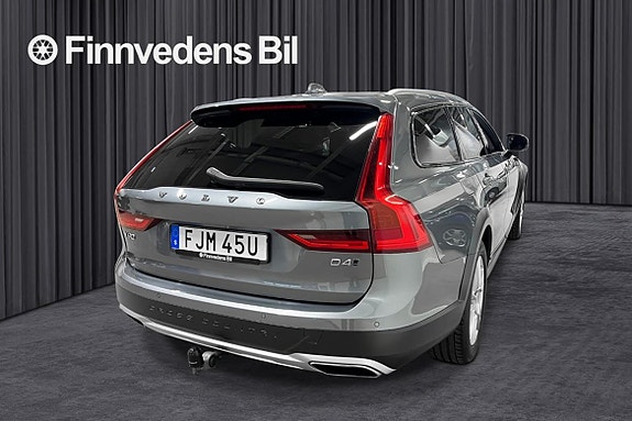 Volvo V90 Cross Country 3 of 5