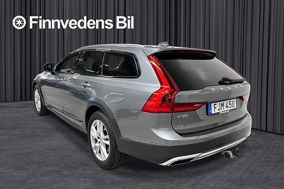 Volvo V90 Cross Country 2 of 5