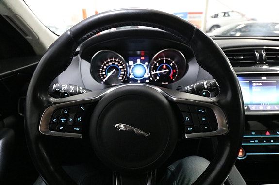 Jaguar F-PACE 9 of 19