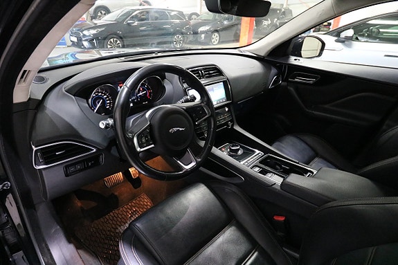 Jaguar F-PACE 8 of 19