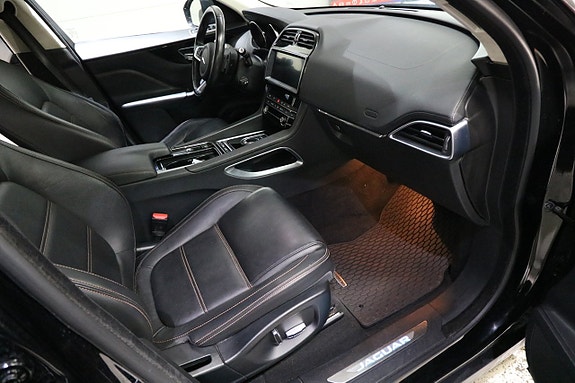 Jaguar F-PACE 15 of 19