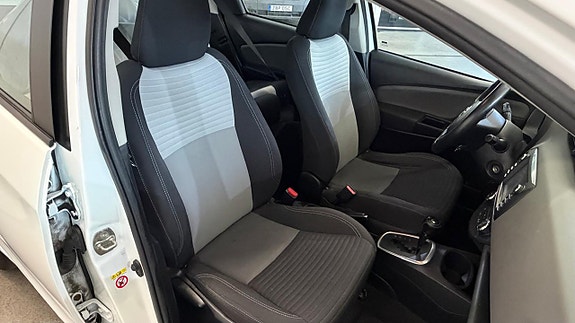 Toyota Yaris 11 of 15