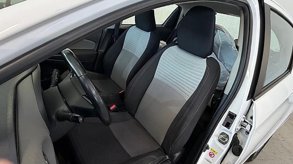 Toyota Yaris 12 of 15