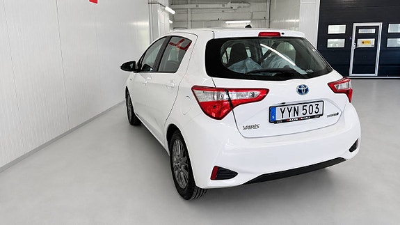 Toyota Yaris 2 of 15