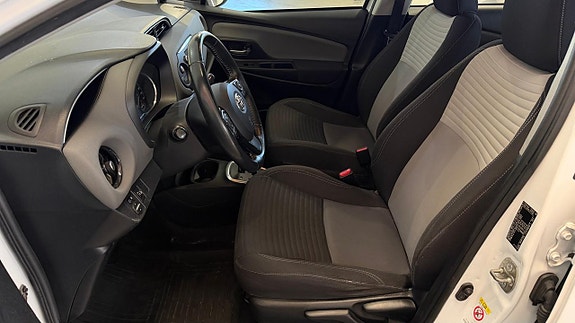 Toyota Yaris 8 of 15