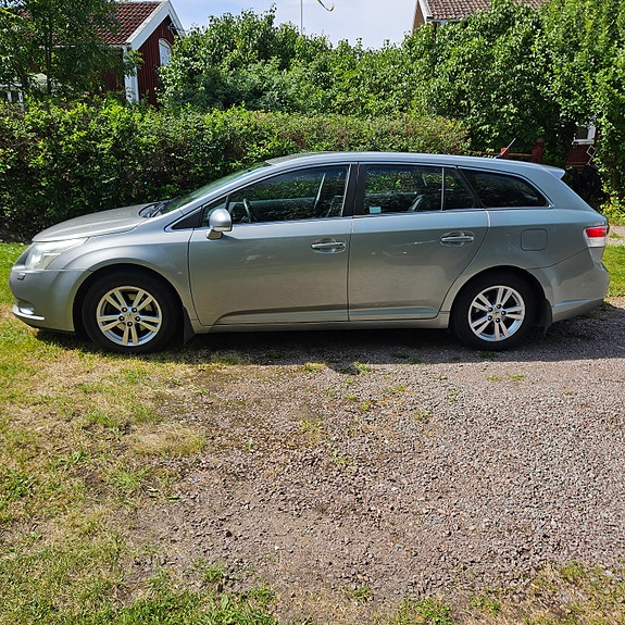 Toyota Avensis 2 of 4