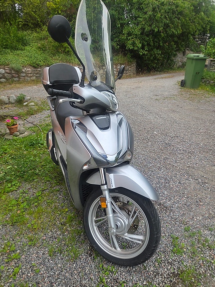 Honda SH150 4 of 5