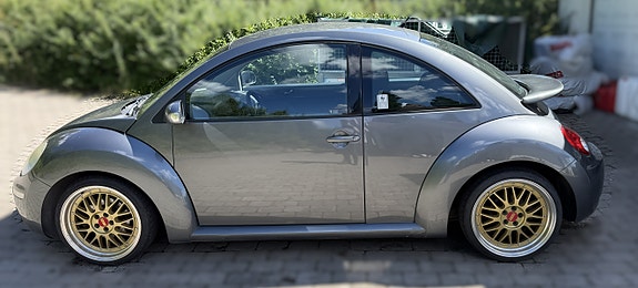 Volkswagen New Beetle 2 of 5