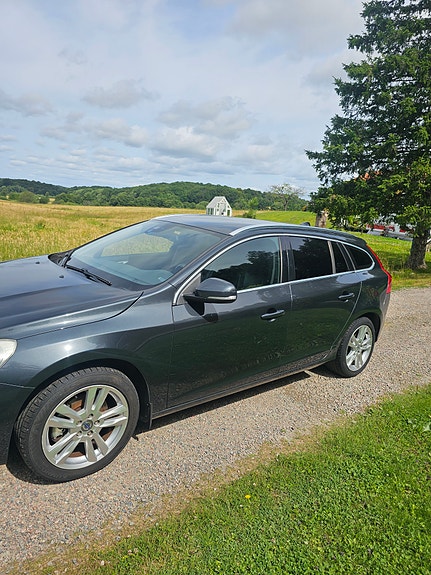 Volvo V60 2 of 5