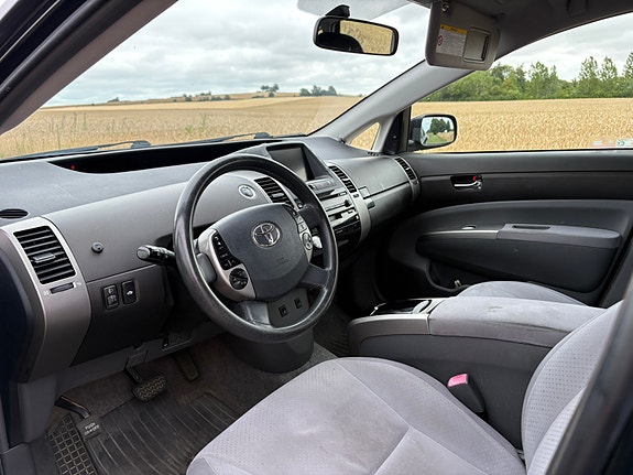 Toyota Prius 8 of 11