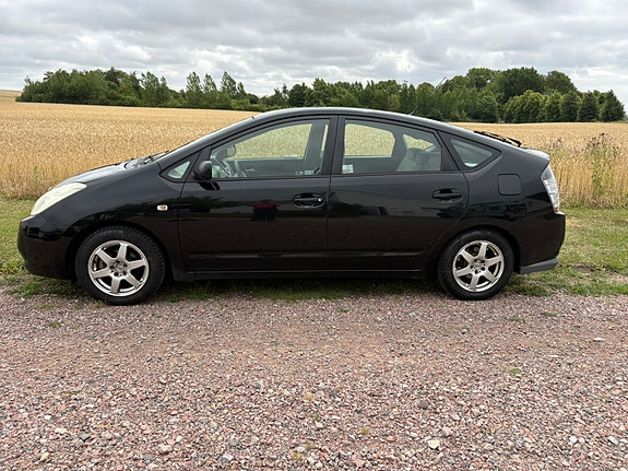 Toyota Prius 2 of 5