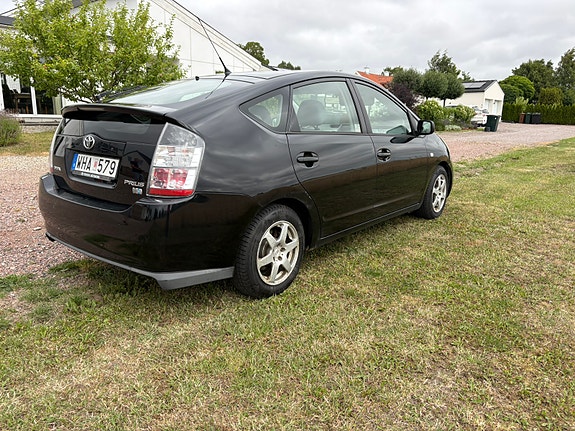Toyota Prius 4 of 5