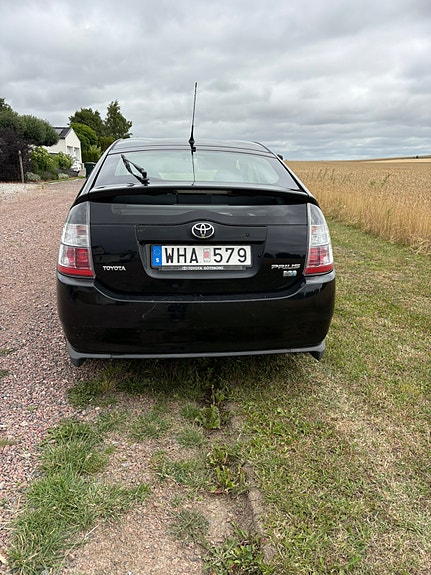 Toyota Prius 3 of 5