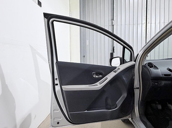 Toyota Yaris 7 of 22