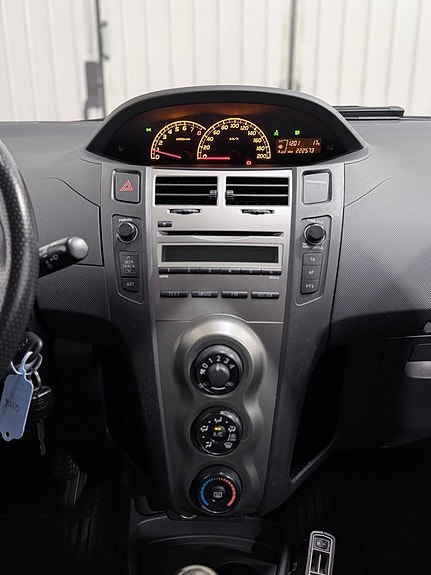 Toyota Yaris 13 of 22