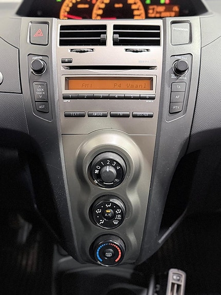 Toyota Yaris 14 of 22
