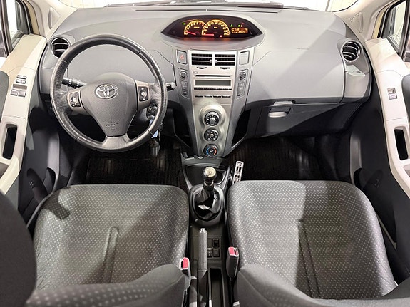 Toyota Yaris 10 of 22