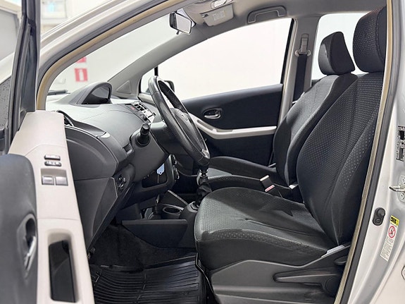 Toyota Yaris 8 of 22