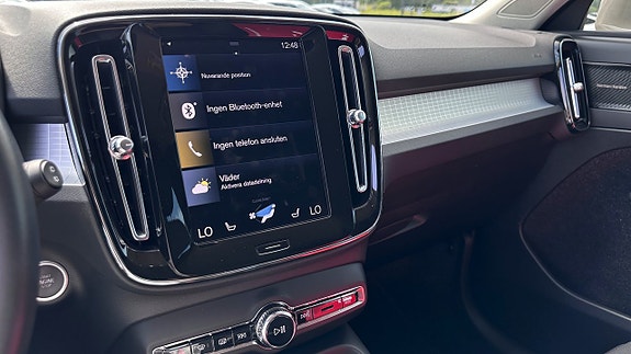 Volvo XC40 2 of 5