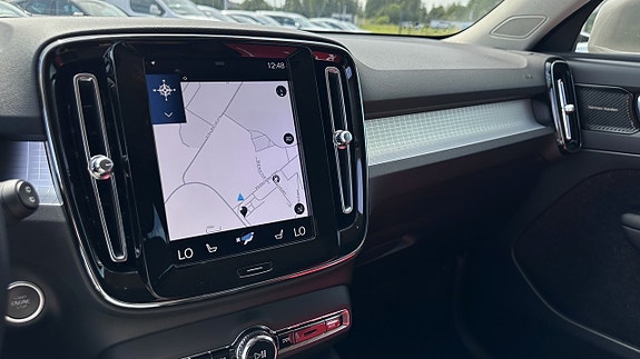 Volvo XC40 3 of 5