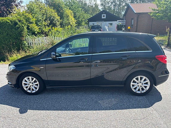 Mercedes-Benz B180 2 of 5
