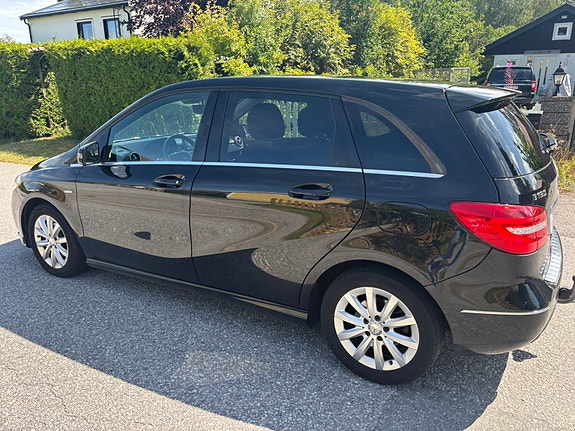 Mercedes-Benz B180 3 of 5